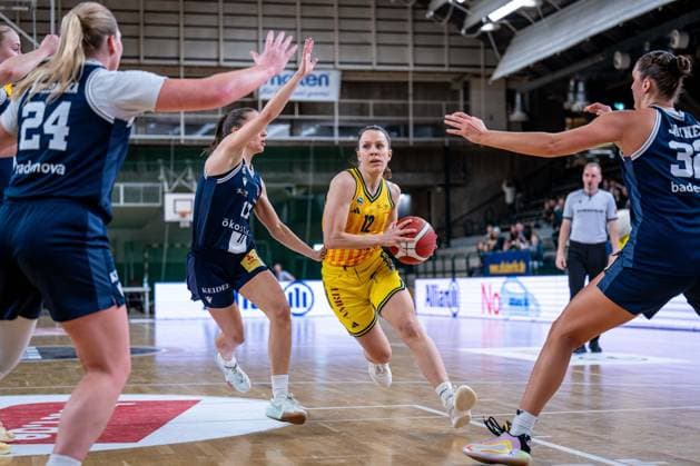 Basketball Berlin 29 11 2025 Season 2025 2026 DBBL 1 Bundesliga Women, Women Alba Berlin Eisvögel USC Freiburg Lena Gohlisch Alba, No 12 Britta Daub Freiburg, No 17