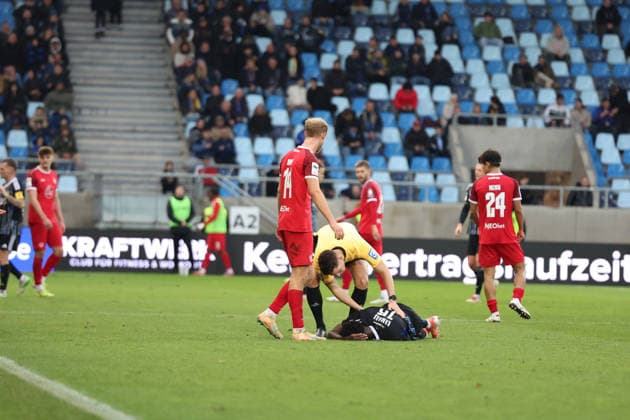 29 11 2025, xrekx, Fussball 3 Liga, 1 FC Saarbruecken Rot Weiss Essen v l Jürgen Juergen Luginger Interim coach 1 FC Saarbruecken disappointed, disappointed, looks disappointed, sad, frustrated, dejected, disappointed, sad, frustrated Foul play Abdoulaye Kamara 1 FC Saarbruecken injured, injury, pain, pains, injured, injury, pain, pains DFL DFB REGULATIONS PROHIBIT ANY USE OF PHOTOGRAPHS as IMAGE SEQUENCES and or QUASI VIDEO Saarbruecken