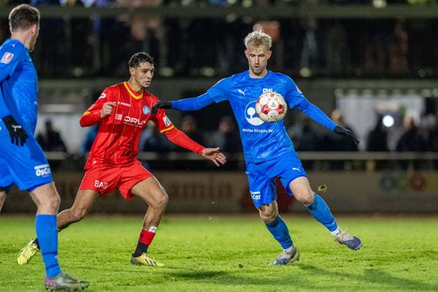 Football, Regionalliga Nord, BW Lohne Bremer SV, 21 Matchday, Season 2025 2026, 29 11 2025 Pelle Hoppe Blau Weiss Lohne 10 with Ismail H Maidat Bremer SV 34 , Lohne Heinz Dettmer Stadion Niedersachsen Germany