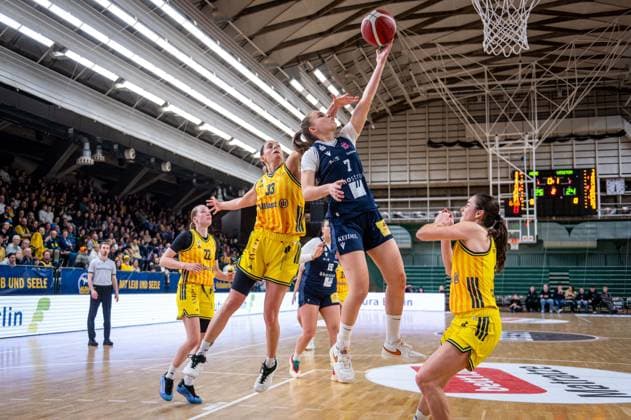 Basketball Berlin 29 11 2025 Season 2025 2026 DBBL 1 Bundesliga Women, Women Alba Berlin Eisvögel USC Freiburg Paula Paradzik Freiburg, No 07 Emily Kiser Alba, No 33 Tessa Stammberger Alba, No 06