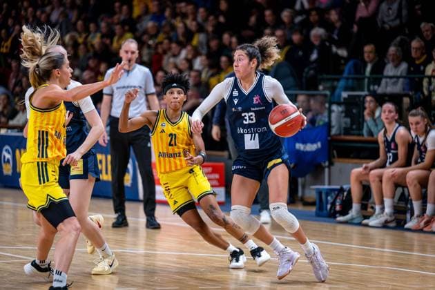 Basketball Berlin 29 11 2025 Season 2025 2026 DBBL 1 Bundesliga Women, Women Alba Berlin Eisvögel USC Freiburg Summah Evans Freiburg, No 33 Deeshyra Thomas Alba, No 21
