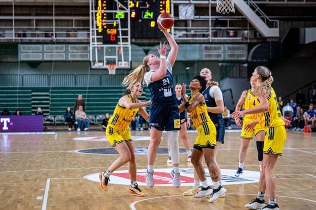 Basketball Berlin 29 11 2025 Season 2025 2026 DBBL 1 Bundesliga Women, Women Alba Berlin Eisvögel USC Freiburg Abigail Ann Prohaska Freiburg, No 24 Deeshyra Thomas Alba, No 21 Theresa Simon Alba, No 03