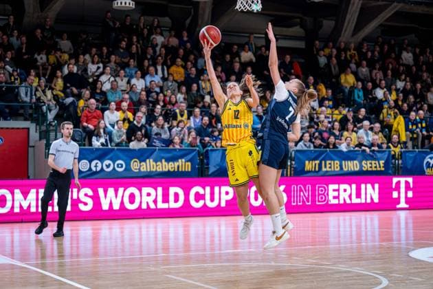 Basketball Berlin 29.11.2025 Saison 2025 2026 DBBL 1. Bundesliga Frauen, Damen Alba Berlin - Eisvögel USC Freiburg Lena Gohlisch (Alba, No.12) Paula Paradzik (Freiburg, No.07)