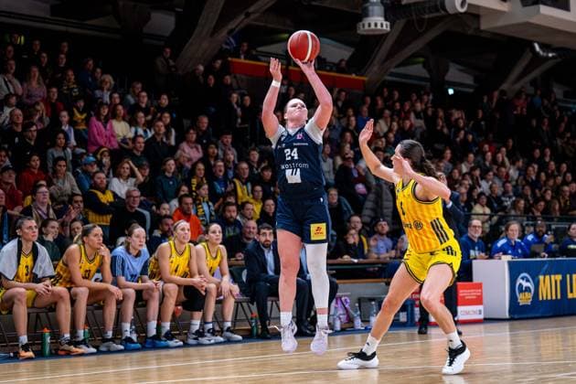 Basketball Berlin 29 11 2025 Season 2025 2026 DBBL 1 Bundesliga Women, Women Alba Berlin Eisvögel USC Freiburg Abigail Ann Prohaska Freiburg, No 24 Tessa Stammberger Alba, No 06