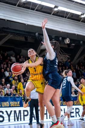 Basketball Berlin 29 11 2025 Season 2025 2026 DBBL 1 Bundesliga Women, Women Alba Berlin Eisvögel USC Freiburg Theresa Simon Alba, No 03 Elea Gaba Freiburg, No 19