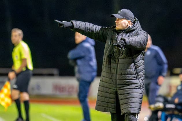 Soccer, Regionalliga Nord, BW Lohne Bremer SV, 21 Matchday, Season 2025 2026, 29 11 2025 Marlon Wichmann Co Coach Blau Weiss Lohne gives instructions on the sideline , Lohne Heinz Dettmer Stadion Niedersachsen Germany