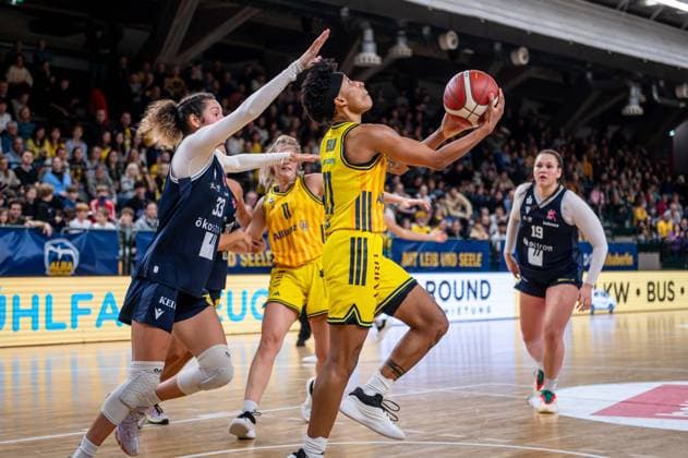 Basketball Berlin 29 11 2025 Season 2025 2026 DBBL 1 Bundesliga Women, Women Alba Berlin Eisvögel USC Freiburg Deeshyra Thomas Alba, No 21 Summah Evans Freiburg, No 33