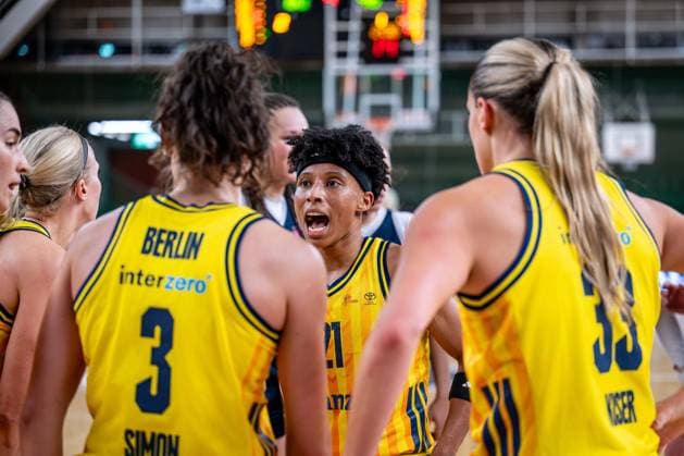 Basketball Berlin 29 11 2025 Season 2025 2026 DBBL 1 Bundesliga Women, Women Alba Berlin Eisvögel USC Freiburg Jubel Alba Deeshyra Thomas Alba, No 21