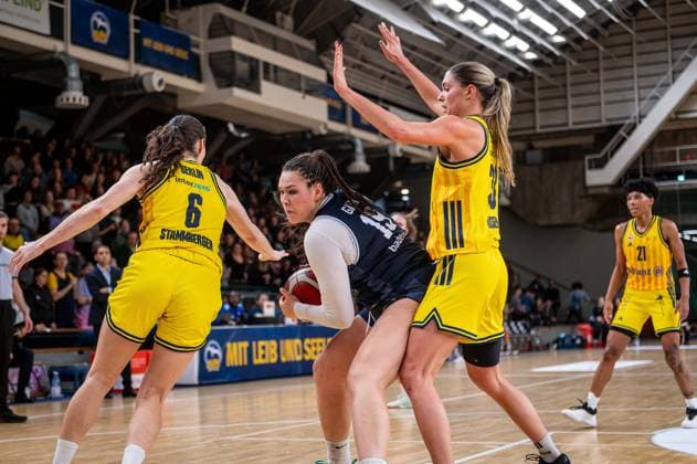 Basketball Berlin 29 11 2025 Season 2025 2026 DBBL 1 Bundesliga Women, Women Alba Berlin Eisvögel USC Freiburg Elea Gaba Freiburg, No 19 Emily Kiser Alba, No 33 Tessa Stammberger Alba, No 06