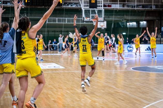 Basketball Berlin 29 11 2025 Season 2025 2026 DBBL 1 Bundesliga Women, Women Alba Berlin Eisvögel USC Freiburg Jubel Alba Deeshyra Thomas Alba, No 21 and others