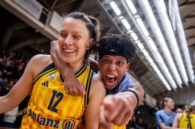 Basketball Berlin 29 11 2025 Season 2025 2026 DBBL 1 Bundesliga Women, Women Alba Berlin Eisvögel USC Freiburg Jubel Alba Deeshyra Thomas Alba, No 21 Lena Gohlisch Alba, No 12 li