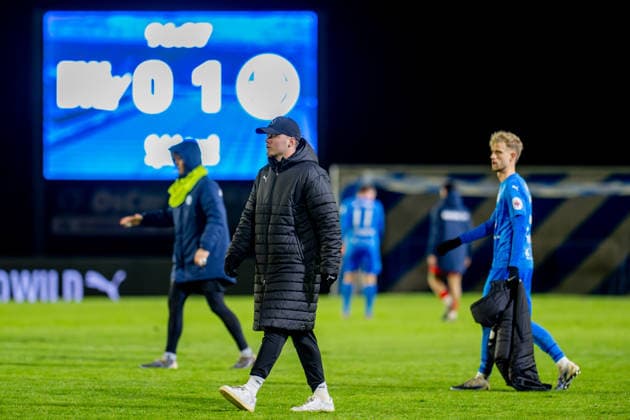 Soccer, Regionalliga Nord, BW Lohne Bremer SV, 21 Matchday, Season 2025 2026, 29 11 2025 Marlon Wichmann Co Coach Blau Weiss Lohne in front of scoreboard with result , Lohne Heinz Dettmer Stadion Niedersachsen Germany