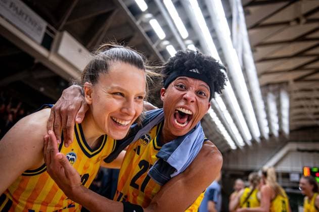Basketball Berlin 29.11.2025 Saison 2025 2026 DBBL 1. Bundesliga Frauen, Damen Alba Berlin - Eisvögel USC Freiburg Jubel Alba Deeshyra Thomas (Alba, No.21) Lena Gohlisch (Alba, No.12) li.