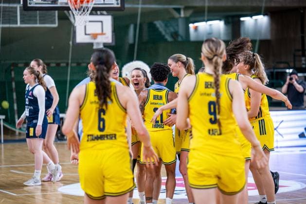 Basketball Berlin 29.11.2025 Saison 2025 2026 DBBL 1. Bundesliga Frauen, Damen Alba Berlin - Eisvögel USC Freiburg Jubel Alba Lena Gohlisch (Alba, No.12) und andere