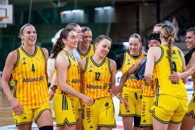 Basketball Berlin 29.11.2025 Saison 2025 2026 DBBL 1. Bundesliga Frauen, Damen Alba Berlin - Eisvögel USC Freiburg Jubel Alba Lena Gohlisch (Alba, No.12) und andere