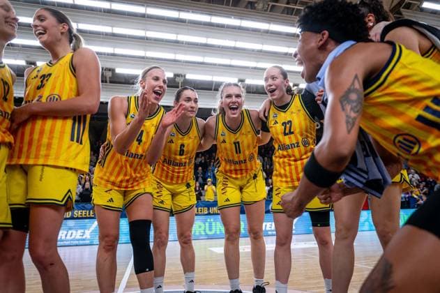 Basketball Berlin 29 11 2025 Season 2025 2026 DBBL 1 Bundesliga Women, Women Alba Berlin Eisvögel USC Freiburg Jubel Alba Emily Kiser Alba, No 33 Marie Bertholdt Alba, No 04 Tessa Stammberger Alba, No 06 Nina Rosemeyer Alba, No 11 Rosalie Esser Alba, No 22 Deeshyra Thomas Alba, No 21