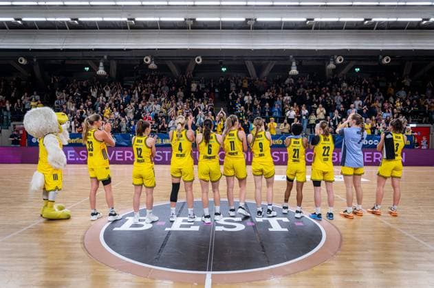 Basketball Berlin 29 11 2025 Season 2025 2026 DBBL 1 Bundesliga Women, Women Alba Berlin Eisvögel USC Freiburg Jubel Alba Emily Kiser Alba, No 33 Lena Gohlisch Alba, No 12 Marie Bertholdt Alba, No 04 Tessa Stammberger Alba, No 06 Nina Rosemeyer Alba, No 11 Jo Raflo Alba, No 09 Deeshyra Thomas Alba, No 21 Rosalie Esser Alba, No 22 Abby Muse Alba, No 31 Theresa Simon Alba, No 03