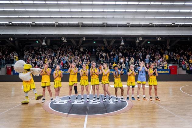 Basketball Berlin 29 11 2025 Season 2025 2026 DBBL 1 Bundesliga Women, Women Alba Berlin Eisvögel USC Freiburg Jubel Alba Emily Kiser Alba, No 33 Lena Gohlisch Alba, No 12 Marie Bertholdt Alba, No 04 Tessa Stammberger Alba, No 06 Nina Rosemeyer Alba, No 11 Jo Raflo Alba, No 09 Deeshyra Thomas Alba, No 21 Rosalie Esser Alba, No 22 Abby Muse Alba, No 31 Theresa Simon Alba, No 03