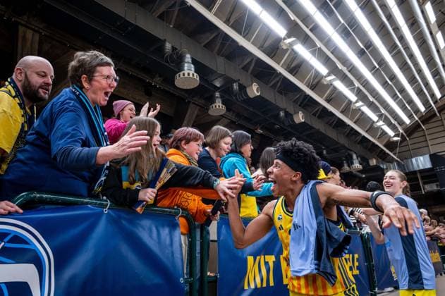 Basketball Berlin 29 11 2025 Season 2025 2026 DBBL 1 Bundesliga Women, Women Alba Berlin Eisvögel USC Freiburg Jubel Alba Fans Deeshyra Thomas Alba, No 21