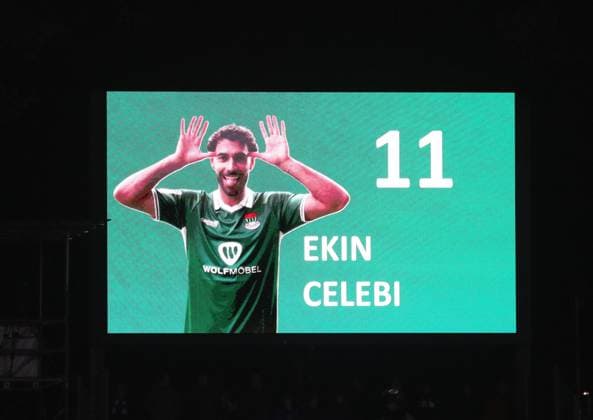 29 11 2025, Football, Men, Season 2025 2026, 3 Liga, 1 FC Schweinfurt 05 SV Waldhof Mannheim Cheered after his goal from the scoreboard Schweinfurts Ekin Celebi