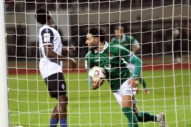 29 11 2025, Football, Men, Season 2025 2026, 3 Liga, 1 FC Schweinfurt 05 SV Waldhof Mannheim With the ball after his goal Schweinfurts Ekin Celebi