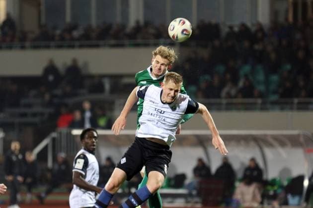 29 11 2025, Football, Men, Season 2025 2026, 3 Liga, 1 FC Schweinfurt 05 SV Waldhof Mannheim Shortly before the 2 2, Schweinfurts Jakob Tranziska jumps over Mannheims Niklas Hoffmann