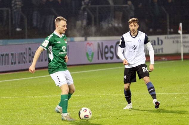 29 11 2025, Football, Men, Season 2025 2026, 3 Liga, 1 FC Schweinfurt 05 SV Waldhof Mannheim Schweinfurts Joshia Endres on the left against Mannheims Lukas Klünter