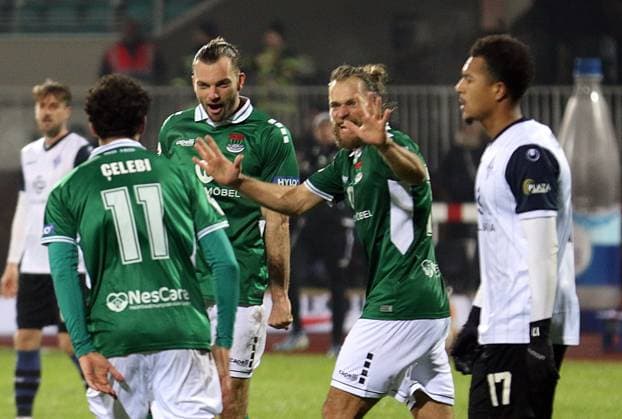 29 11 2025, Football, Men, Season 2025 2026, 3 Liga, 1 FC Schweinfurt 05 SV Waldhof Mannheim Schweinfurts Kristian Böhnlein and Manuel Wintzheimer celebrate Ekin Celebis goal from the right