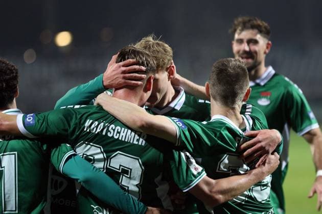 29 11 2025, Football, Men, Season 2025 2026, 3 Liga, 1 FC Schweinfurt 05 SV Waldhof Mannheim Schweinfurt cheers after the 2 2 from Pius Krätschmer