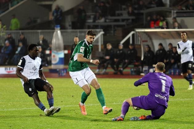 29 11 2025, Football, Men, Season 2025 2026, 3 Liga, 1 FC Schweinfurt 05 SV Waldhof Mannheim Mannheims Kennedy Onyxedika Okpala against Schweinfurts Lucas Zeller and keeper Toni Stahl from left