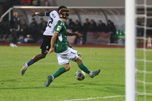 29 11 2025, Football, Men, Season 2025 2026, 3 Liga, 1 FC Schweinfurt 05 SV Waldhof Mannheim Shortly before the 0 1, Mannheims Kennedy Onyedika Okpala pulls off against Schweinfurts Nick Doktorczyk wearing a mask