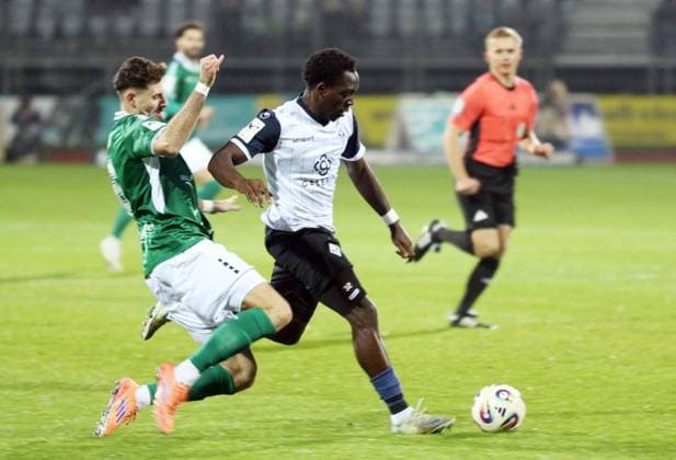 29 11 2025, Football, Men, Season 2025 2026, 3 Liga, 1 FC Schweinfurt 05 SV Waldhof Mannheim Schweinfurts Lucas Zeller tackles Mannheims Kennedy Omyedika Okpala