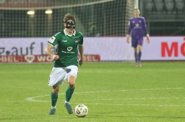 29 11 2025, Football, Men, Season 2025 2026, 3 Liga, 1 FC Schweinfurt 05 SV Waldhof Mannheim Nick Doktorvzyk from Schweinfurt wears a fashionable mask