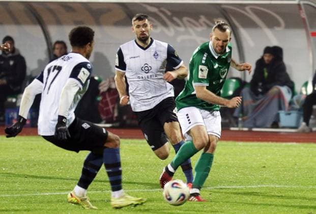 2025 2026 season, 3 Liga, 1 FC Schweinfurt 05 SV Waldhof Mannheim Schweinfurts Manuel Wintzheimer against Mannheims Tim Sechelmann and Samual Abifade from right