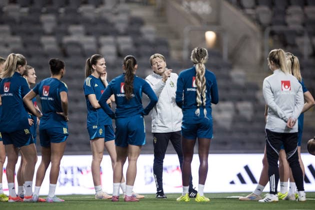 251130 Head coach Tony Gustavsson during a training session with the Swedish women s national football team on November 30, 2025 in Stockholm Photo Kenta Jönsson BILDBYRAN COP 210 KJ0291 fotboll football soccer fotball träning practice training sverige sweden dam bbeng  Copyright: KENTAxJÖNSSON BB251130KJ011