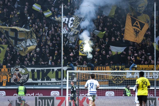 Sports, football, 3 league season 2025 2026 16 matchday MSV Duisburg Alemannia Aachen 29 11 2025, schauinsland reisen arena fans Aachen with pyro Duisburg schauinsland reisen arena North Rhine-Westphalia Germany
