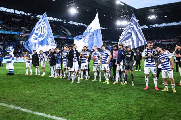 Sports, Football, 3 Liga Season 2025 2026 16 Matchday MSV Duisburg Alemannia Aachen 29 11 2025, schauinsland reisen arena The players of MSV Duisburg after the match with the fans Duisburg schauinsland reisen arena North Rhine-Westphalia Germany