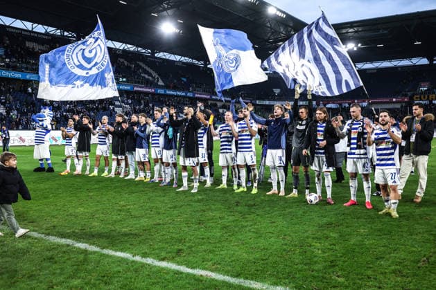 Sports, Football, 3 Liga Season 2025 2026 16 Matchday MSV Duisburg Alemannia Aachen 29 11 2025, schauinsland reisen arena The players of MSV Duisburg after the match with the fans Duisburg schauinsland reisen arena North Rhine-Westphalia Germany