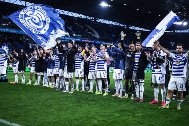 Sports, football, 3 Liga season 2025 2026 16 matchday MSV Duisburg Alemannia Aachen 29 11 2025, schauinsland reisen arena players MSV Duisburg after the match with the fans Duisburg schauinsland reisen arena North Rhine-Westphalia Germany
