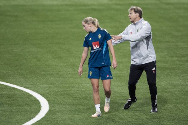 251130 Hanna Lundkvist and Head coach Tony Gustavsson during a training session with the Swedish women s national football team on November 30, 2025 in Stockholm Photo Kenta Jönsson BILDBYRAN COP 210 KJ0291 fotboll football soccer fotball träning practice training sverige sweden dam bbeng  Copyright: KENTAxJÖNSSON BB251130KJ013