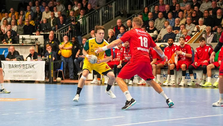 Linus Kutz VfL Eintracht Hagen, 34 vs Fabian Wiederstein SG BBM Bietigheim, 18 VfL Eintracht Hagen vs SG BBM Bietigheim, Handball, 2 Bundesliga, Matchday 13, Season 2025 2026, 29 11 2025 VfL Eintracht Hagen vs SG BBM Bietigheim, Handball, 2 Bundesliga, Matchday 13, Season 2025 2026, 29 11 2025 Hagen Copyright: xEibner-Pressefoto DamianxKruczynx EP_DKI