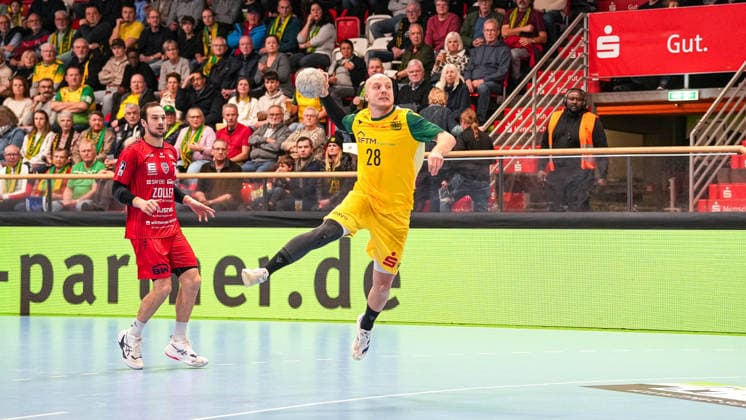 Hakon Dadi Styrmisson VfL Eintracht Hagen, 28 on goal throw VfL Eintracht Hagen vs SG BBM Bietigheim, Handball, 2 Bundesliga, Matchday 13, Season 2025 2026, 29 11 2025 VfL Eintracht Hagen vs SG BBM Bietigheim, Handball, 2 Bundesliga, Matchday 13, Season 2025 2026, 29 11 2025 Hagen Copyright: xEibner-Pressefoto DamianxKruczynx EP_DKI