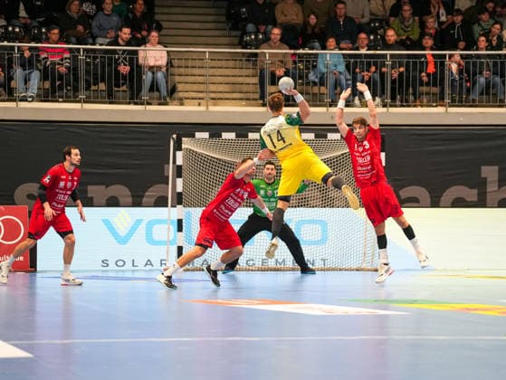 Niclas Pieczkowski VfL Eintracht Hagen, 14 on goal throw Nikola Vlahovic SG BBM Bietigheim, 03 tries to block VfL Eintracht Hagen vs SG BBM Bietigheim, Handball, 2 Bundesliga, Matchday 13, Season 2025 2026, 29 11 2025 VfL Eintracht Hagen vs SG BBM Bietigheim, Handball, 2 Bundesliga, Matchday 13, Season 2025 2026, 29 11 2025 Hagen Copyright: xEibner-Pressefoto DamianxKruczynx EP_DKI