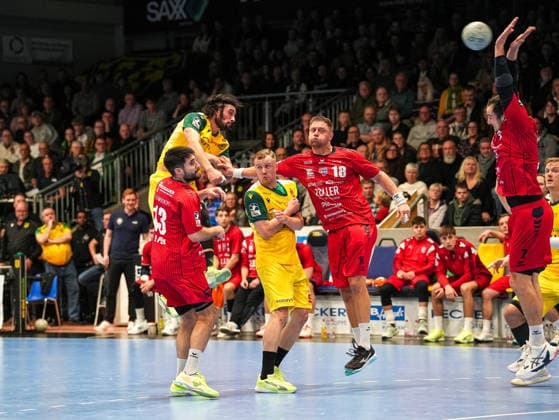 Pouya Norouzi VfL Eintracht Hagen, 07 with a shot on goal Dominik Claus SG BBM Bietigheim, 07 blocks the ball VfL Eintracht Hagen vs SG BBM Bietigheim, Handball, 2 Bundesliga, Matchday 13, Season 2025 2026, 29 11 2025 VfL Eintracht Hagen vs SG BBM Bietigheim, Handball, 2 Bundesliga, Matchday 13, Season 2025 2026, 29 11 2025 Hagen Copyright: xEibner-Pressefoto DamianxKruczynx EP_DKI