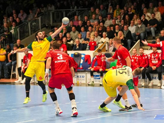 Pouya Norouzi VfL Eintracht Hagen, 07 faengt den Ball VfL Eintracht Hagen vs SG BBM Bietigheim, Handball, 2 Bundesliga, 13 Matchday, Season 2025 2026, 29 11 2025 VfL Eintracht Hagen vs SG BBM Bietigheim, Handball, 2 Bundesliga, 13 Matchday, Season 2025 2026, 29 11 2025 Hagen Copyright: xEibner-Pressefoto DamianxKruczynx EP_DKI