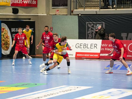 Linus Kutz VfL Eintracht Hagen, 34 is stopped in the attack by Nikola Vlahovic SG BBM Bietigheim, 03 VfL Eintracht Hagen vs SG BBM Bietigheim, Handball, 2 Bundesliga, Matchday 13, Season 2025 2026, 29 11 2025 VfL Eintracht Hagen vs SG BBM Bietigheim, Handball, 2 Bundesliga, Matchday 13, Season 2025 2026, 29 11 2025 Hagen Copyright: xEibner-Pressefoto DamianxKruczynx EP_DKI