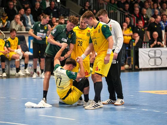 Luca Richter VfL Eintracht Hagen, 77 is treated by Tim Jo Kuerten VfL Eintracht Hagen, Physiotherapist VfL Eintracht Hagen vs SG BBM Bietigheim, Handball, 2 Bundesliga, Matchday 13, Season 2025 2026, 29 11 2025 VfL Eintracht Hagen vs SG BBM Bietigheim, Handball, 2 Bundesliga, Matchday 13, Season 2025 2026, 29 11 2025 Hagen Copyright: xEibner-Pressefoto DamianxKruczynx EP_DKI