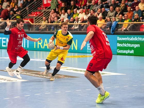 Niclas Pieczkowski VfL Eintracht Hagen, 14 dribbling against Juan de la Pena SG BBM Bietigheim, 13 VfL Eintracht Hagen vs SG BBM Bietigheim, Handball, 2 Bundesliga, Matchday 13, Season 2025 2026, 29 11 2025 VfL Eintracht Hagen vs SG BBM Bietigheim, Handball, 2 Bundesliga, Matchday 13, Season 2025 2026, 29 11 2025 Hagen Copyright: xEibner-Pressefoto DamianxKruczynx EP_DKI