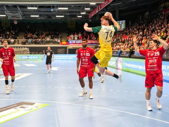 Josip Jukic VfL Eintracht Hagen, 74 on goal throw VfL Eintracht Hagen vs SG BBM Bietigheim, Handball, 2 Bundesliga, Matchday 13, Season 2025 2026, 29 11 2025 VfL Eintracht Hagen vs SG BBM Bietigheim, Handball, 2 Bundesliga, Matchday 13, Season 2025 2026, 29 11 2025 Hagen Copyright: xEibner-Pressefoto DamianxKruczynx EP_DKI