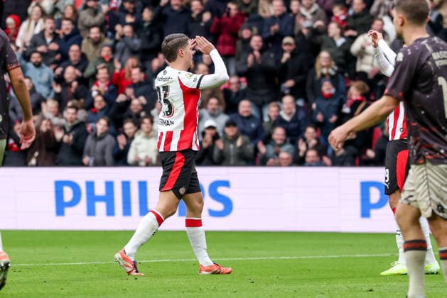 2025-11-30 PSV v FC Volendam - Dutch Eredivisie EINDHOVEN, NETHERLANDS - NOVEMBER 30: Joey Veerman of PSV celebrates after scoring his sides first goal during the Dutch Eredivisie match between PSV and FC Volendam at Philips Stadion on November 30, 2025 in Eindhoven, Netherlands. Eindhoven Philips Stadion Netherlands Content not available for redistribution in The Netherlands directly or indirectly through any third parties. Copyright: xPieterxvanxderxWoudex